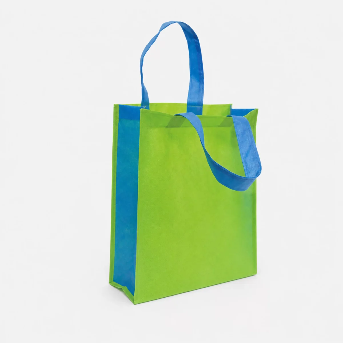Bolsa ecológica mediana verde lima con fuelles y asas azules sobre fondo gris claro